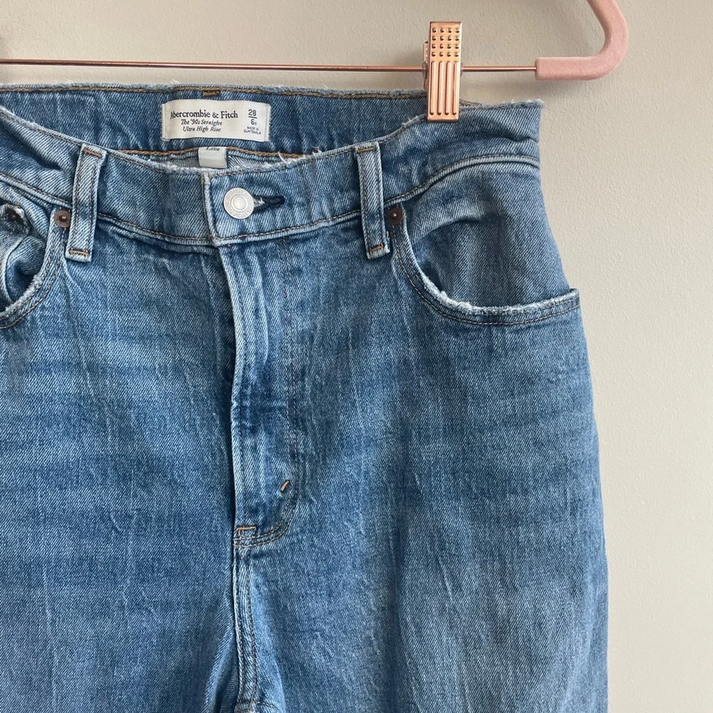 Abercrombie & Fitch The 90’s Straight Ultra High Rise Jeans - Picture 4 of 7